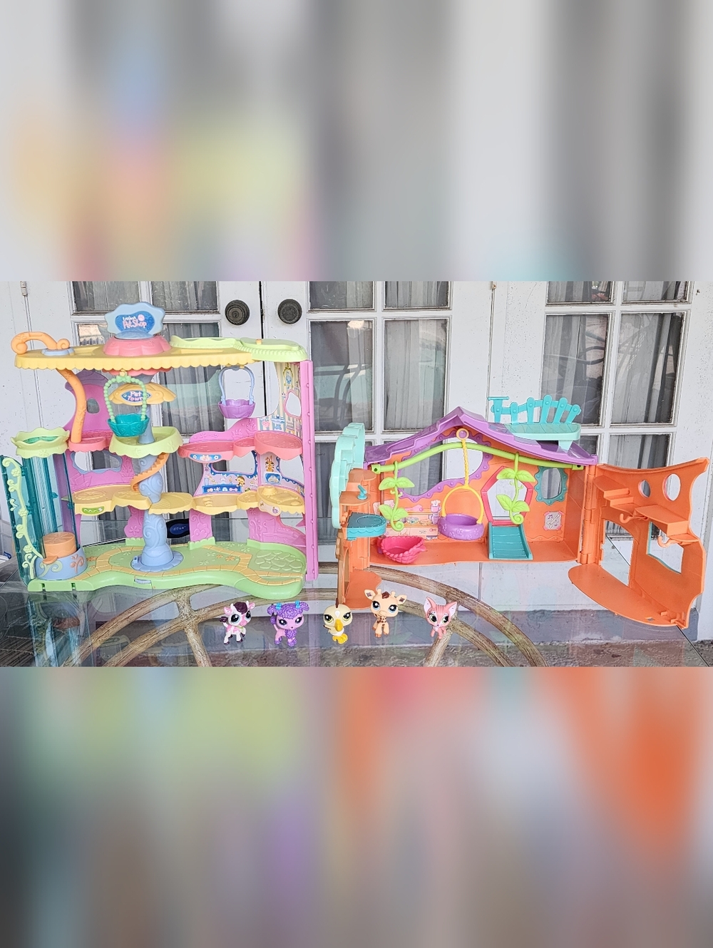 Littlest Pet Shop 2007 Club Tree House, 2006 Round & Round Pet Town, 5 LPS Pets